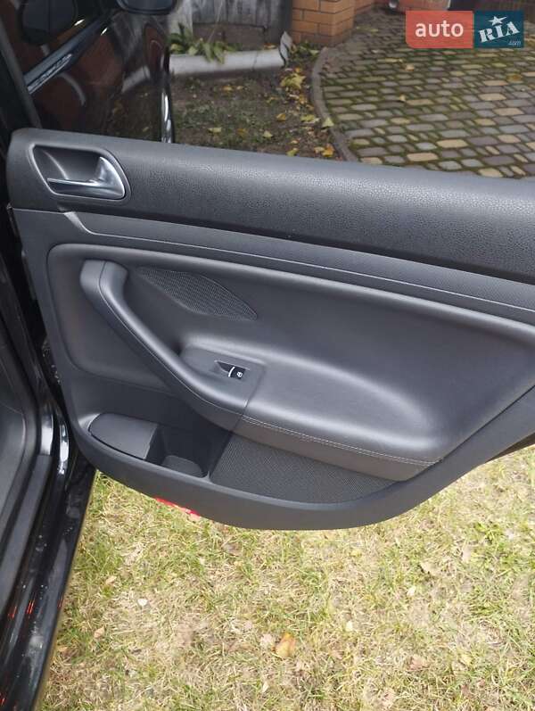 Хэтчбек Volkswagen Golf 2005 в Чернигове