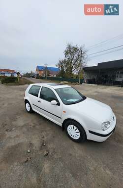 Хетчбек Volkswagen Golf 2000 в Новоархангельську