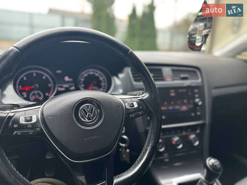 Універсал Volkswagen Golf 2017 в Рівному