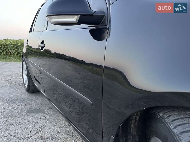 Хетчбек Volkswagen Golf 2003 в Новій Ушиці