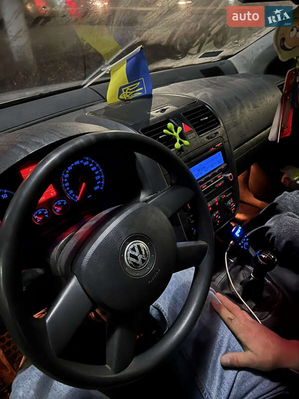 Хэтчбек Volkswagen Golf 2004 в Житомире