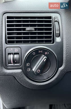 Хэтчбек Volkswagen Golf 2001 в 
