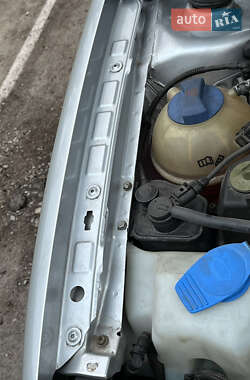 Хэтчбек Volkswagen Golf 2001 в 