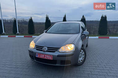 Хэтчбек Volkswagen Golf 2004 в Черновцах