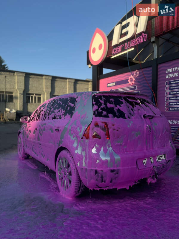 Хетчбек Volkswagen Golf 2004 в Львові