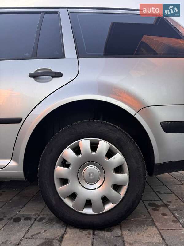 Універсал Volkswagen Golf 2002 в Цумані