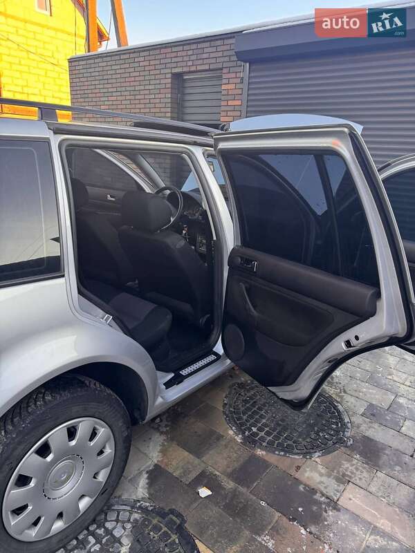 Універсал Volkswagen Golf 2002 в Цумані