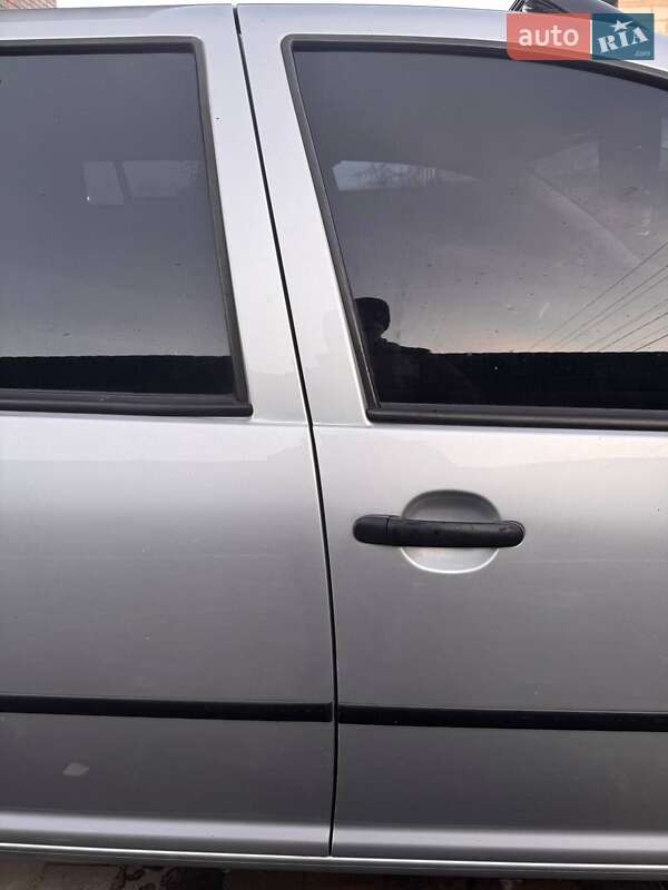 Універсал Volkswagen Golf 2002 в Цумані