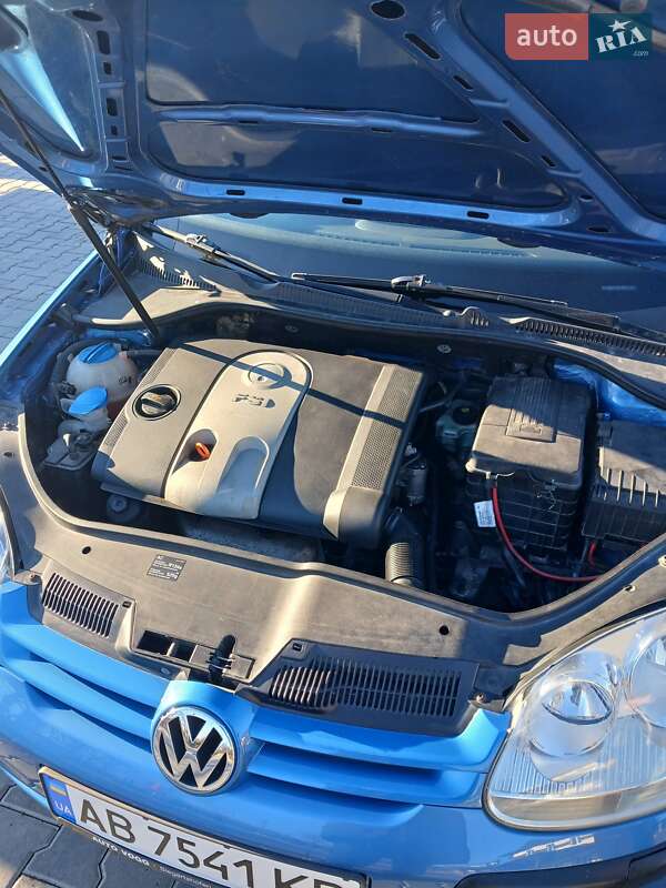 Хетчбек Volkswagen Golf 2004 в Могилів-Подільському