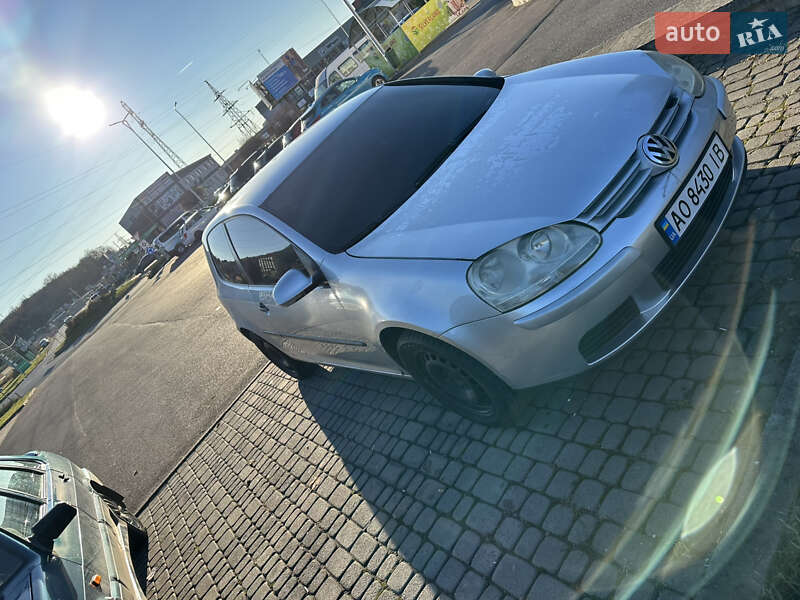 Хетчбек Volkswagen Golf 2004 в Мукачевому