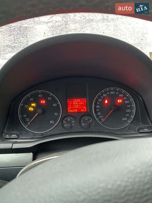 Хетчбек Volkswagen Golf 2005 в Чугуєві