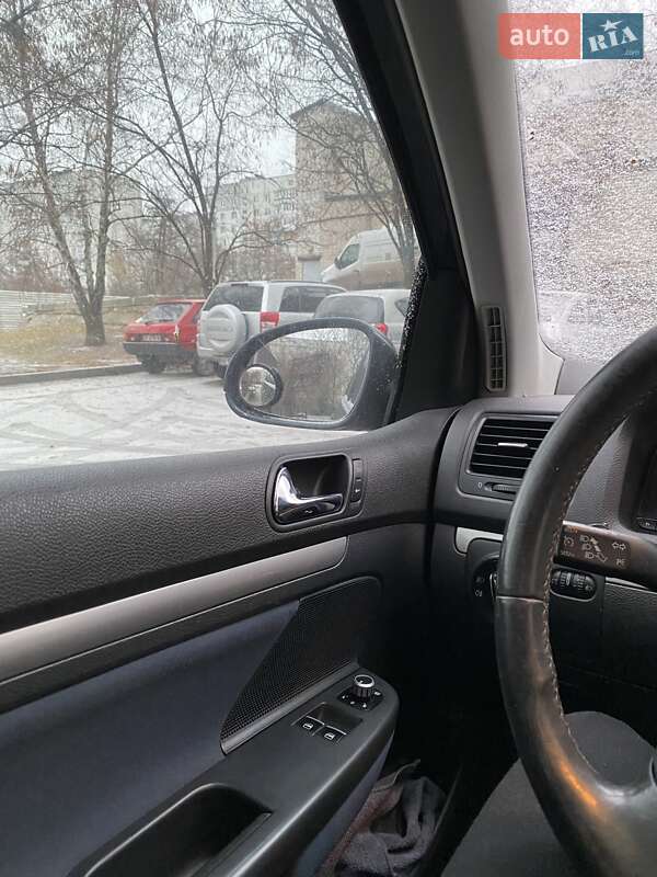 Хетчбек Volkswagen Golf 2005 в Чугуєві