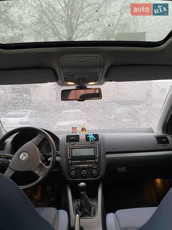 Хетчбек Volkswagen Golf 2005 в Чугуєві