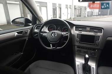 Хэтчбек Volkswagen Golf 2016 в Киеве