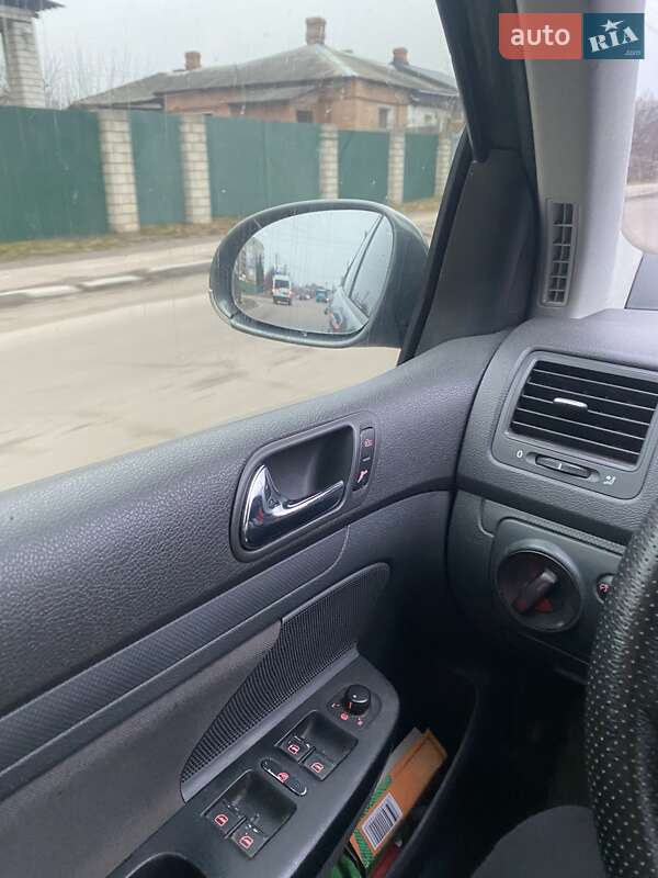 Хетчбек Volkswagen Golf 2003 в Ружині