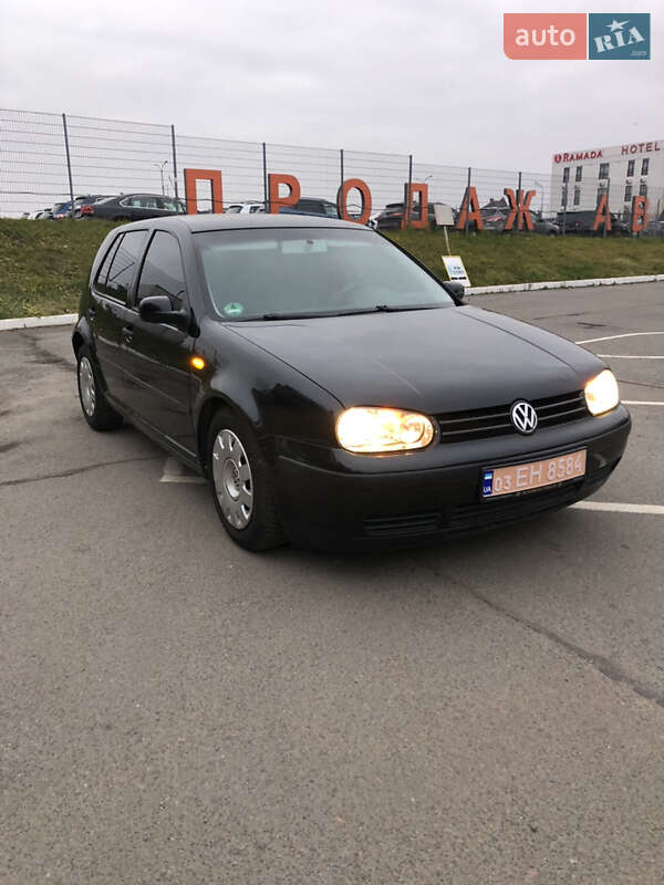 Хэтчбек Volkswagen Golf 2003 в 