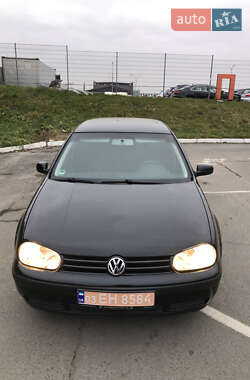Хэтчбек Volkswagen Golf 2003 в 