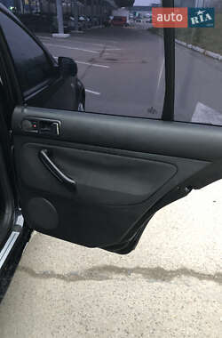 Хэтчбек Volkswagen Golf 2003 в 