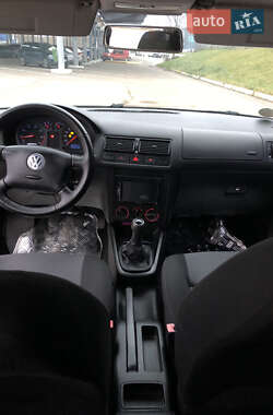 Хэтчбек Volkswagen Golf 2003 в 
