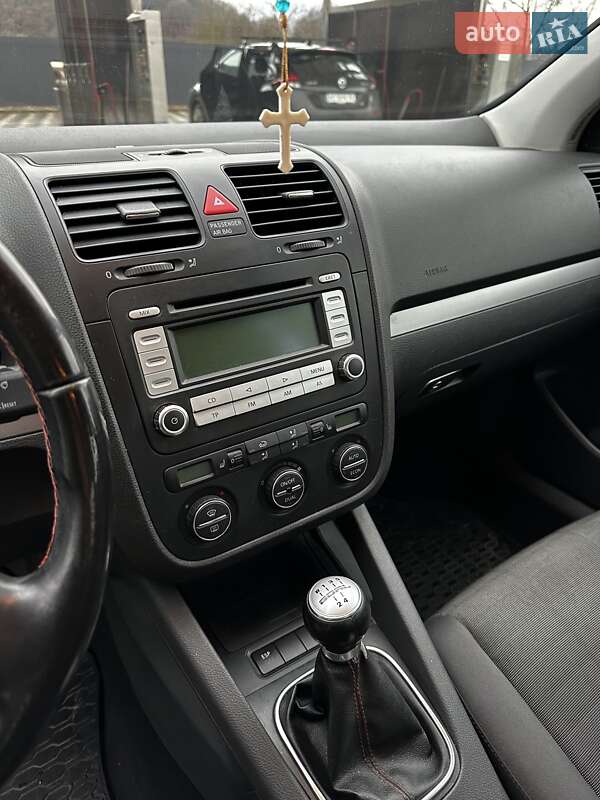 Хетчбек Volkswagen Golf 2006 в Сваляві