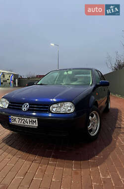 Хетчбек Volkswagen Golf 2001 в Сарнах