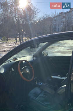 Хетчбек Volkswagen Golf 2003 в Києві