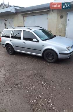 Універсал Volkswagen Golf 2001 в Чернівцях