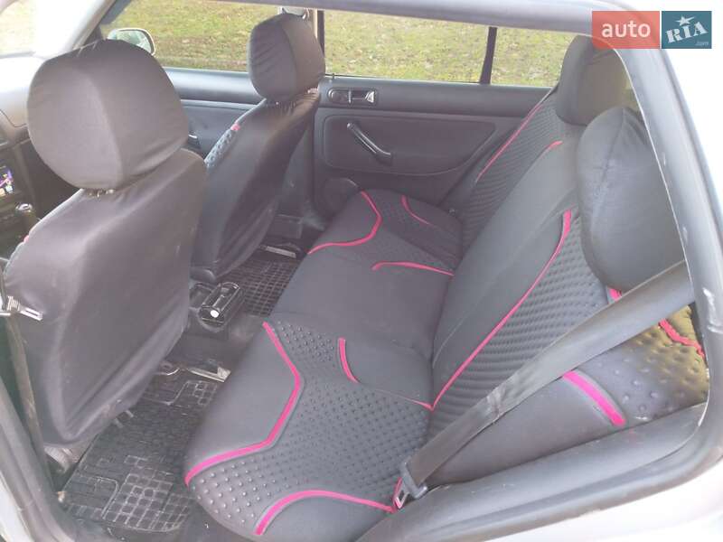 Хетчбек Volkswagen Golf 2002 в Чернівцях
