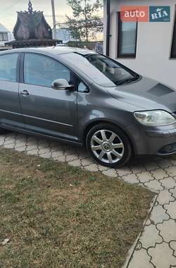 Хетчбек Volkswagen Golf 2006 в Чернівцях