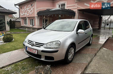 Хетчбек Volkswagen Golf 2004 в Чернівцях