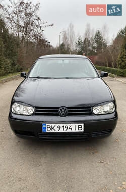 Хетчбек Volkswagen Golf 2002 в Рівному