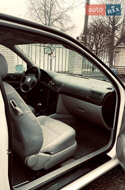 Хэтчбек Volkswagen Golf 2002 в 