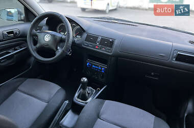 Хетчбек Volkswagen Golf 2003 в Рівному