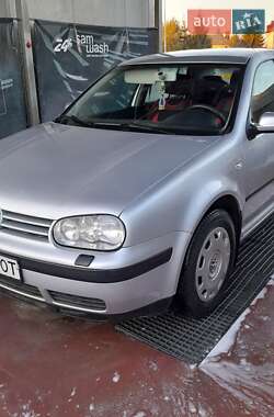 Хетчбек Volkswagen Golf 2001 в Городку