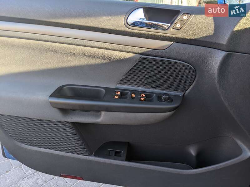 Хетчбек Volkswagen Golf 2003 в Хмельницькому