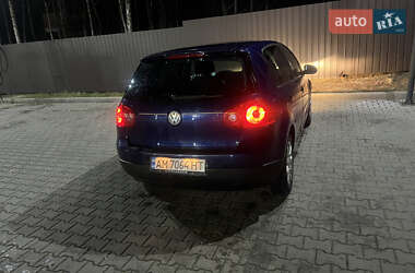 Хетчбек Volkswagen Golf 2004 в Радомишлі