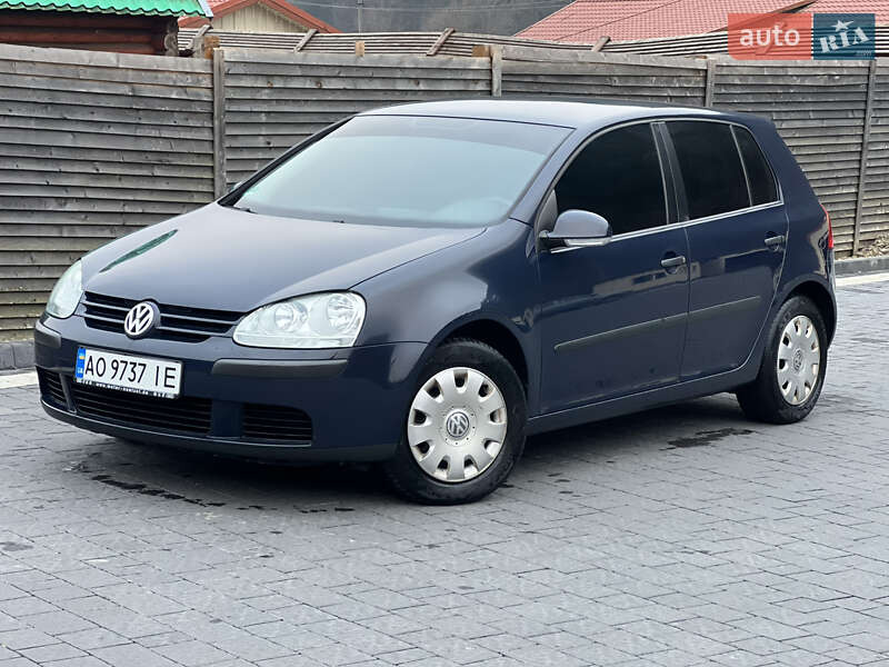 Хетчбек Volkswagen Golf 2004 в Міжгір'ї