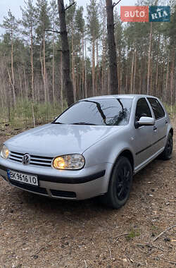 Хетчбек Volkswagen Golf 2000 в Сарнах