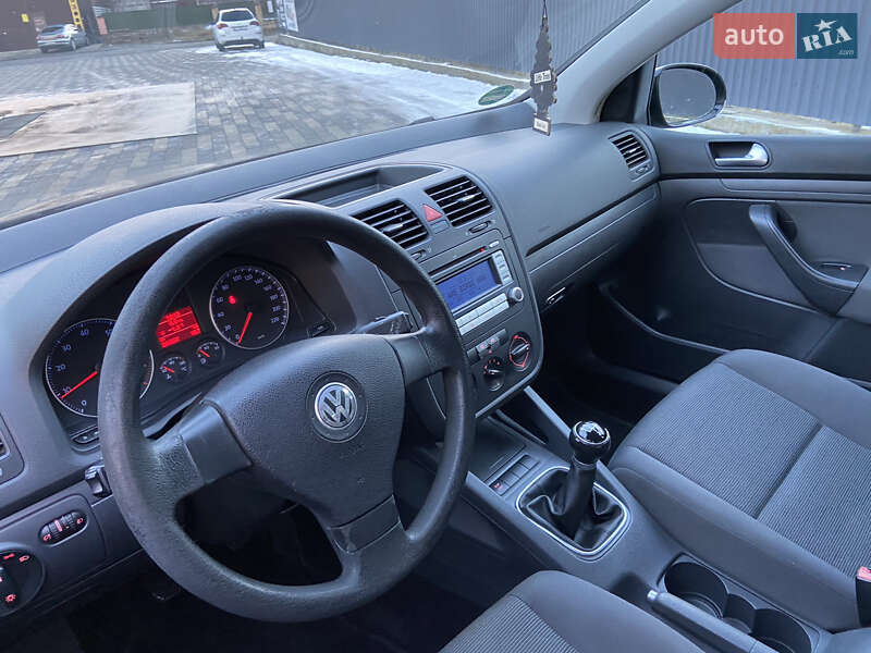 Хетчбек Volkswagen Golf 2008 в Сваляві