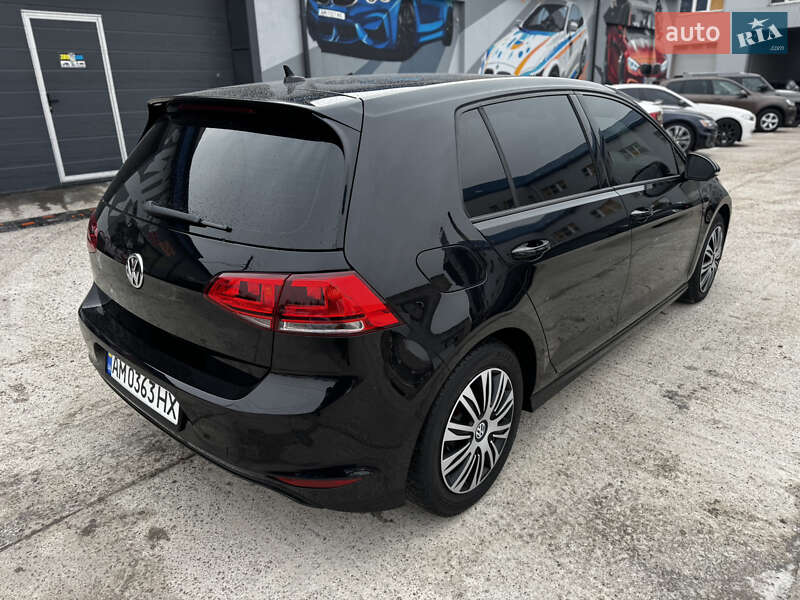 Хэтчбек Volkswagen Golf 2016 в Житомире