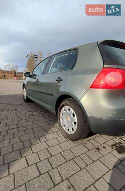 Хетчбек Volkswagen Golf 2004 в Надвірній