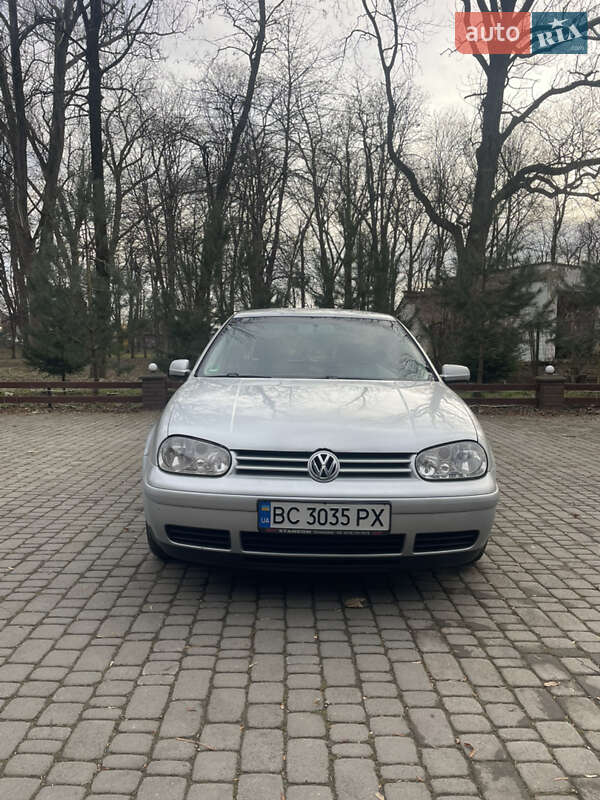 Хэтчбек Volkswagen Golf 2002 в Самборе