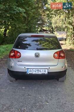 Хетчбек Volkswagen Golf 2005 в Хусті