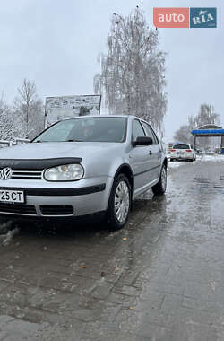Хэтчбек Volkswagen Golf 2002 в 