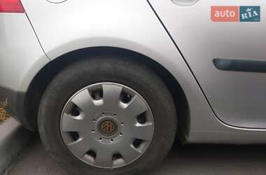 Хэтчбек Volkswagen Golf 2005 в 