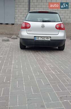Хэтчбек Volkswagen Golf 2005 в 