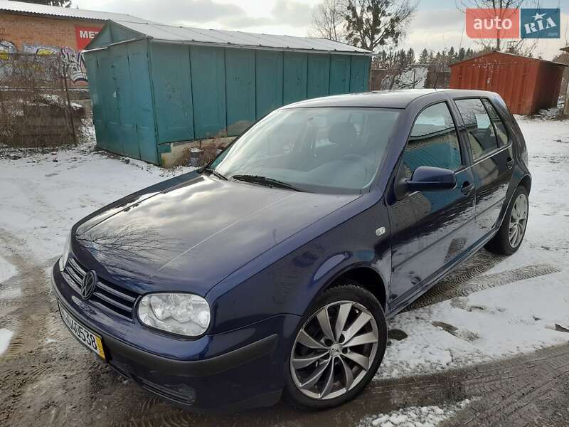 Хетчбек Volkswagen Golf 2001 в Луцьку