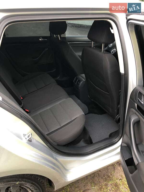 Універсал Volkswagen Golf 2011 в Звягелі