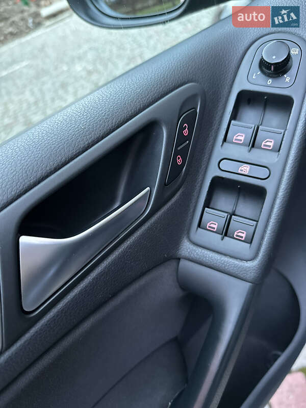 Хэтчбек Volkswagen Golf 2010 в Ивано-Франковске