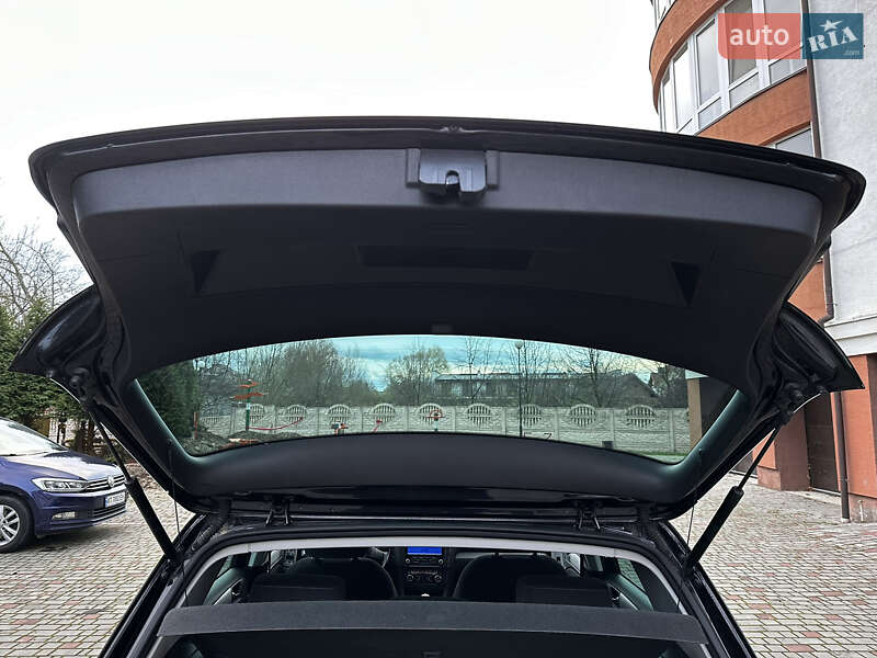 Хэтчбек Volkswagen Golf 2010 в Ивано-Франковске